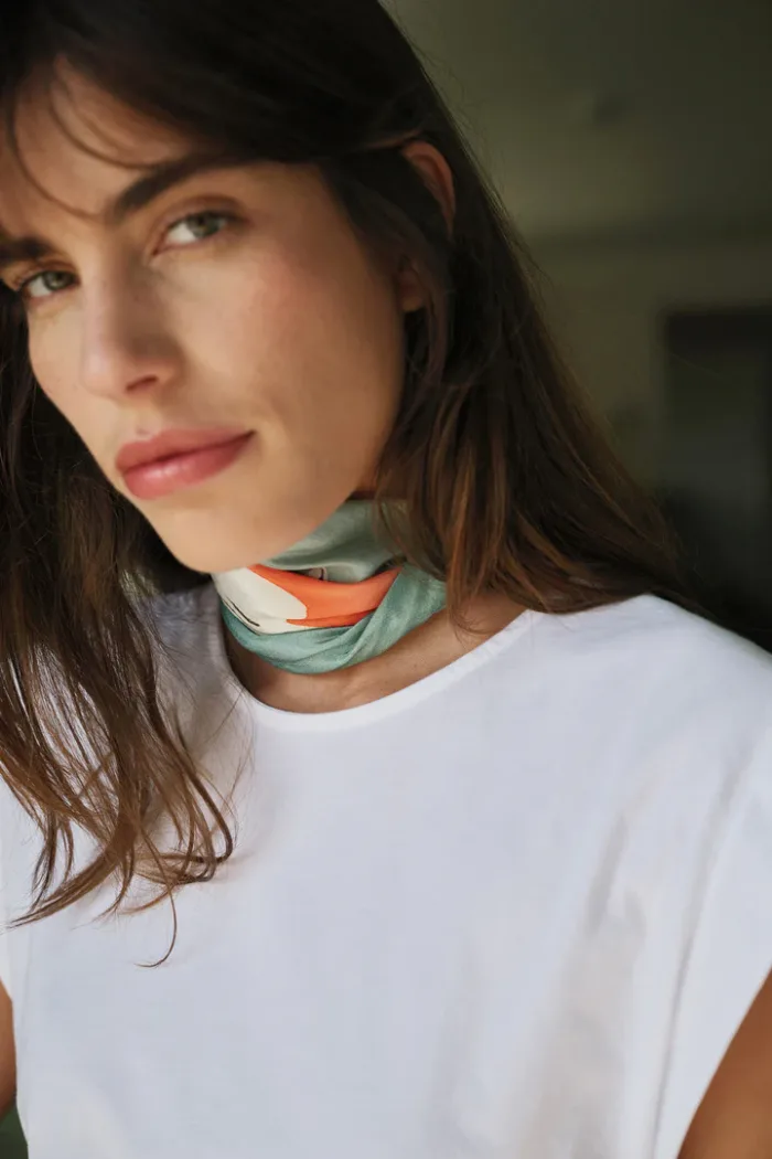SILK SCARF WITH A FLOWER MOTIVE - Image 5