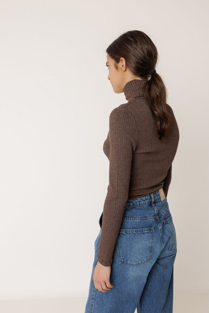 RIBBED FITTED T-SHIRT CHOCOLATE - Image 2