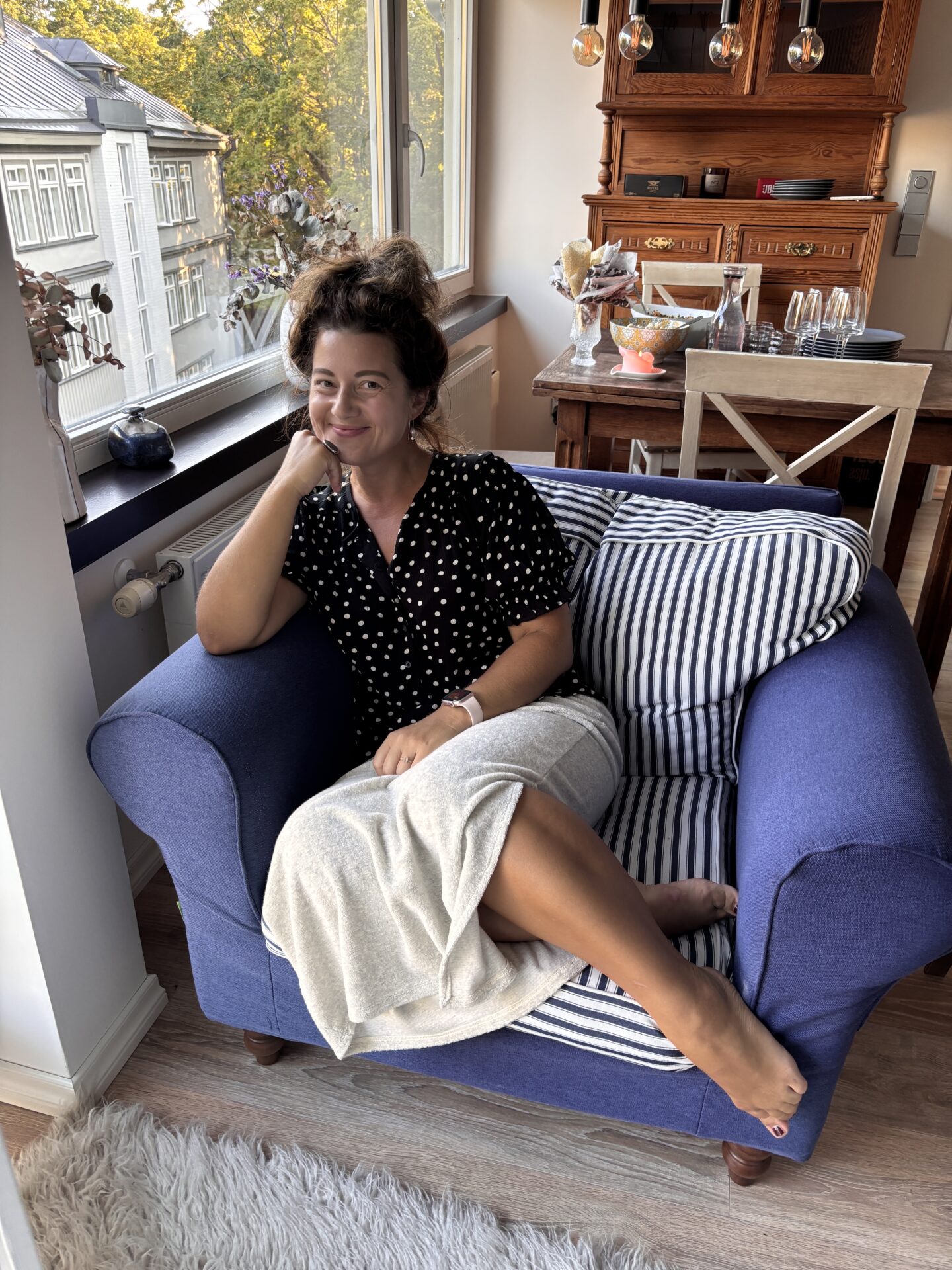 LANTERN-SLEEVE BLOUSE