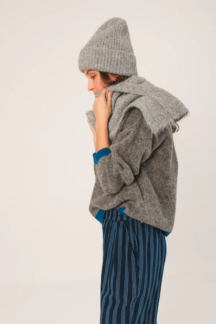 COLORED KNITTED HAT GRIS