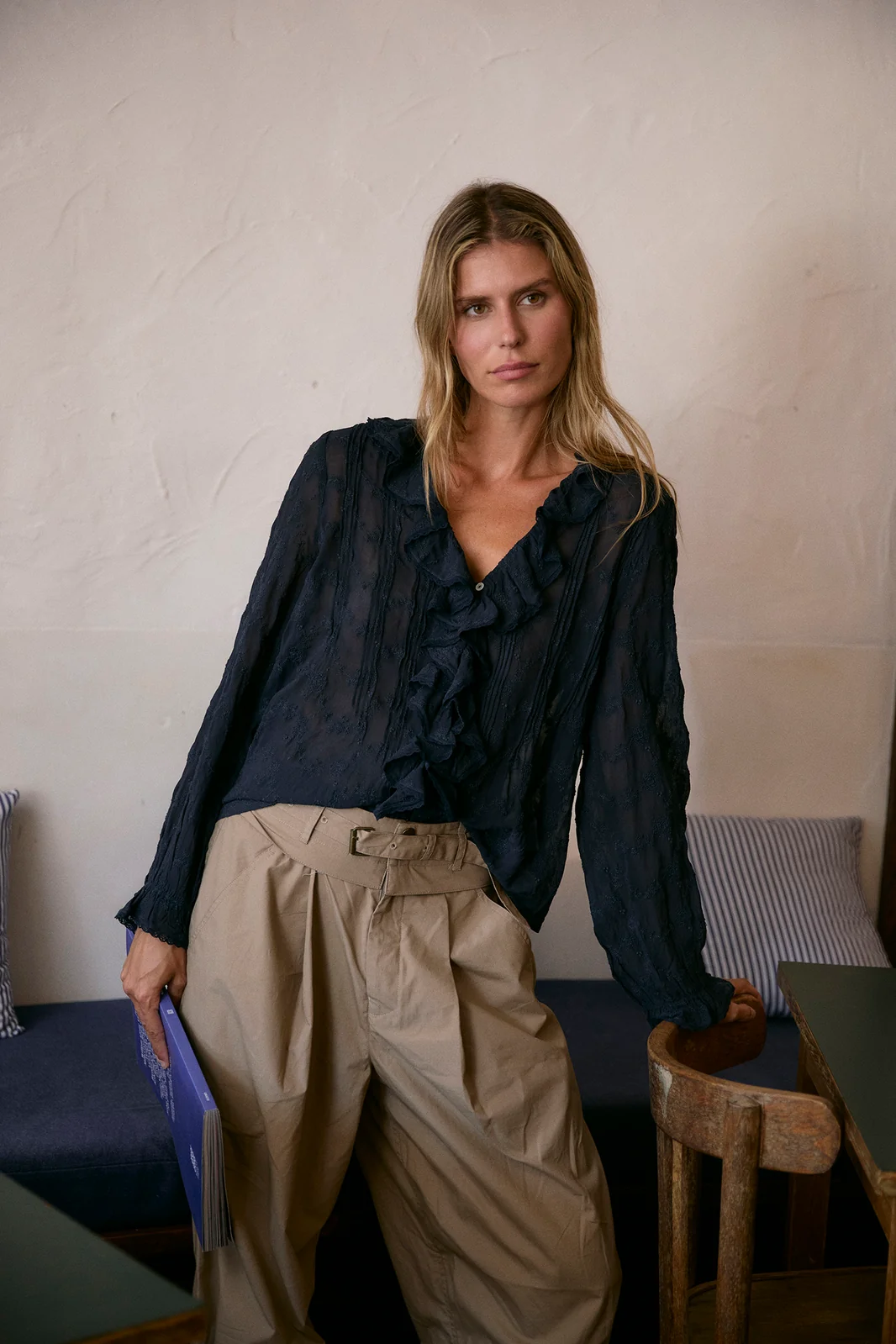 Indi&Cold Embroidered Romantic Ruffle Shirt viskoosist pikkade varrukatega satsidega särk tumesinine - Wavau