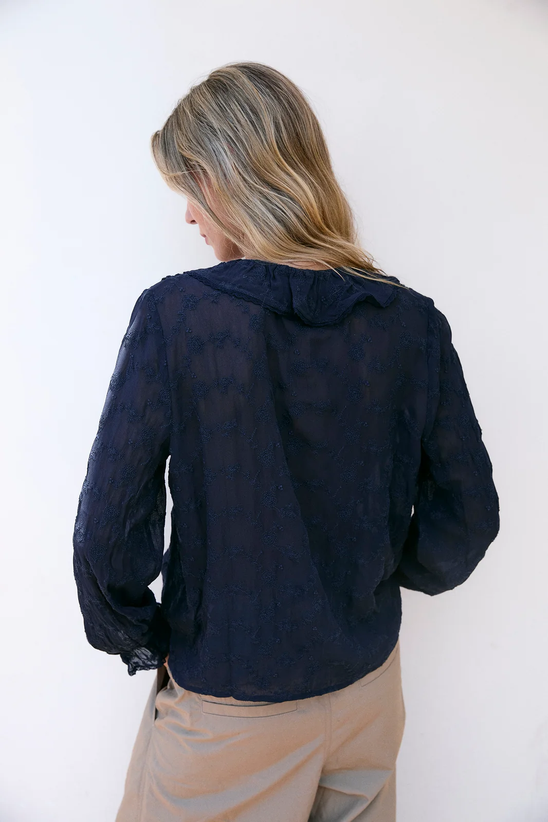 Indi&Cold Embroidered Romantic Ruffle Shirt viskoosist pikkade varrukatega satsidega särk tumesinine - Wavau