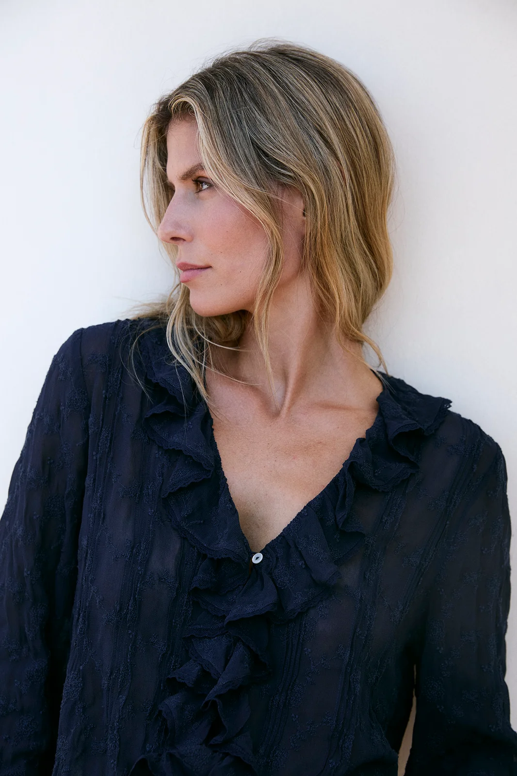 Indi&Cold Embroidered Romantic Ruffle Shirt viskoosist pikkade varrukatega satsidega särk tumesinine - Wavau