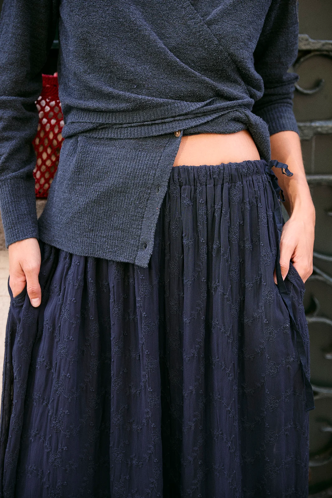 Indi&Cold Embroidered Romantic Skirt viskoosist pikk pitsiline seelik tumesinine - Wavau
