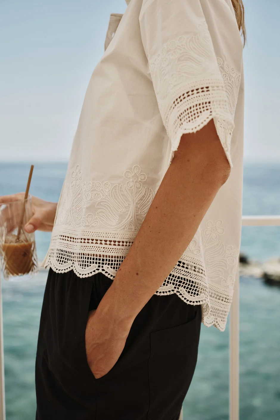Indi&Cold Embroidered Poplin Shirt orgaanilisest puuvillast särk tikitud kaunistustega valge - Wavau