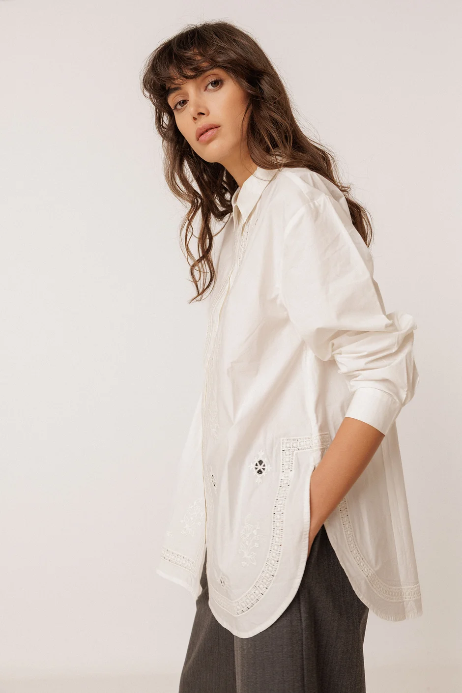 Indi&Cold Embroidered Poplin Maxi Shirt orgaanilisest puuvillast pikk särk tikitud kaunistustega valge - Wavau