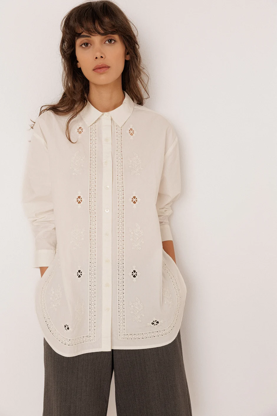 Indi&Cold Embroidered Poplin Maxi Shirt orgaanilisest puuvillast pikk särk tikitud kaunistustega valge - Wavau