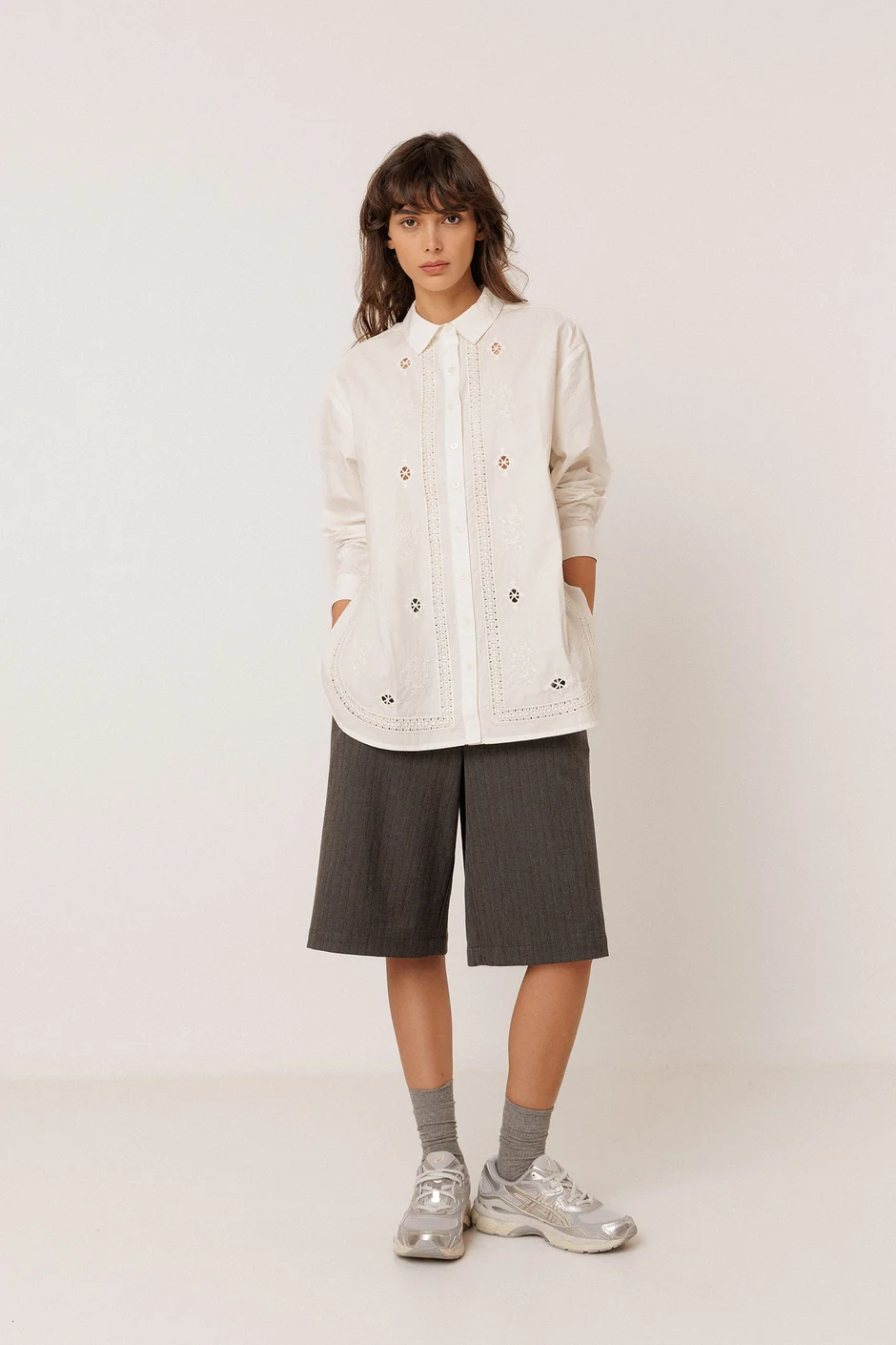 Indi&Cold Embroidered Poplin Maxi Shirt orgaanilisest puuvillast pikk särk tikitud kaunistustega valge - Wavau